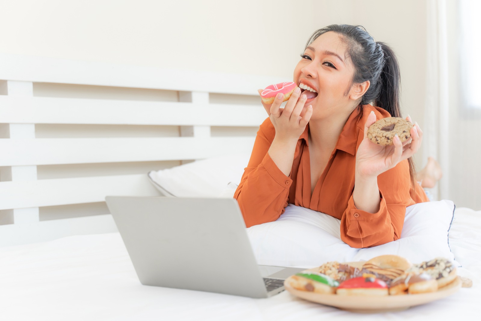 wanita sedang makan donat