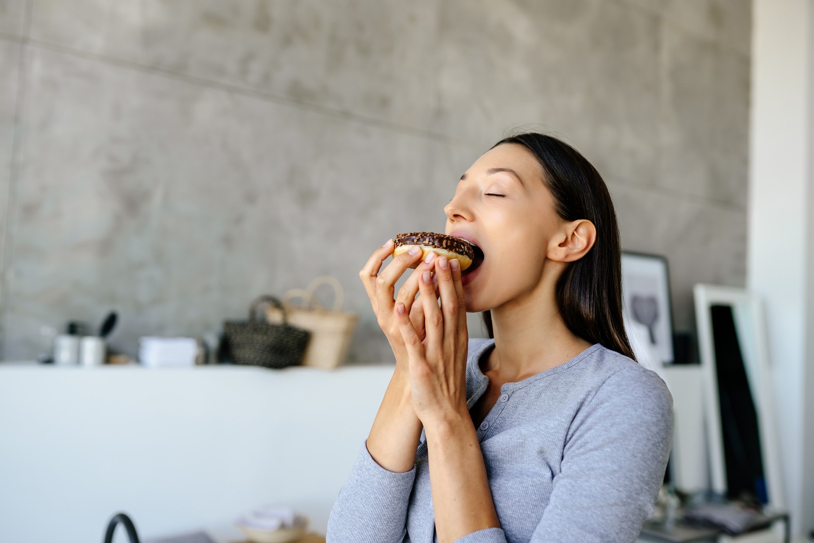 perempuan sedang makan donat