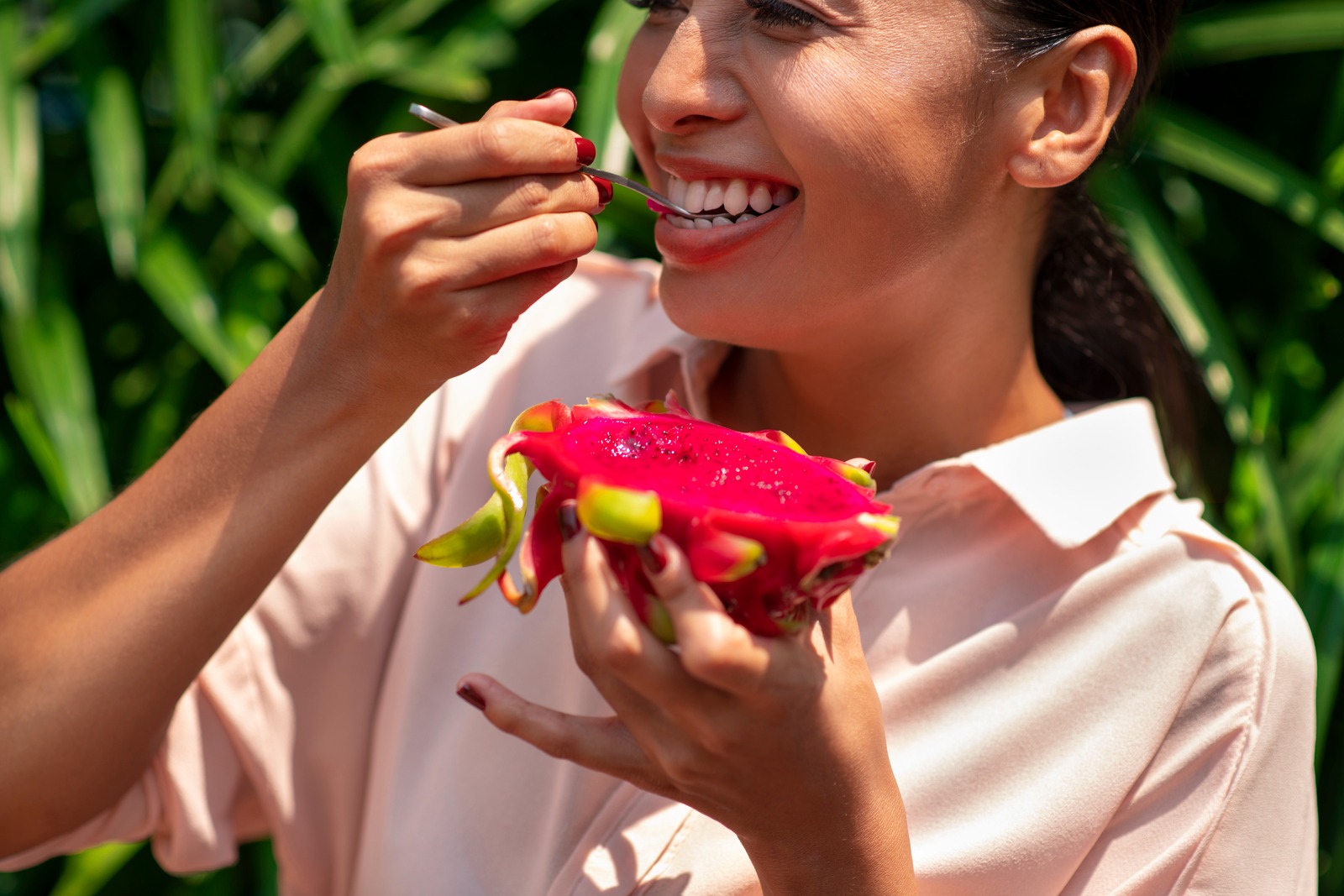 perempuan sedang makan buah naga