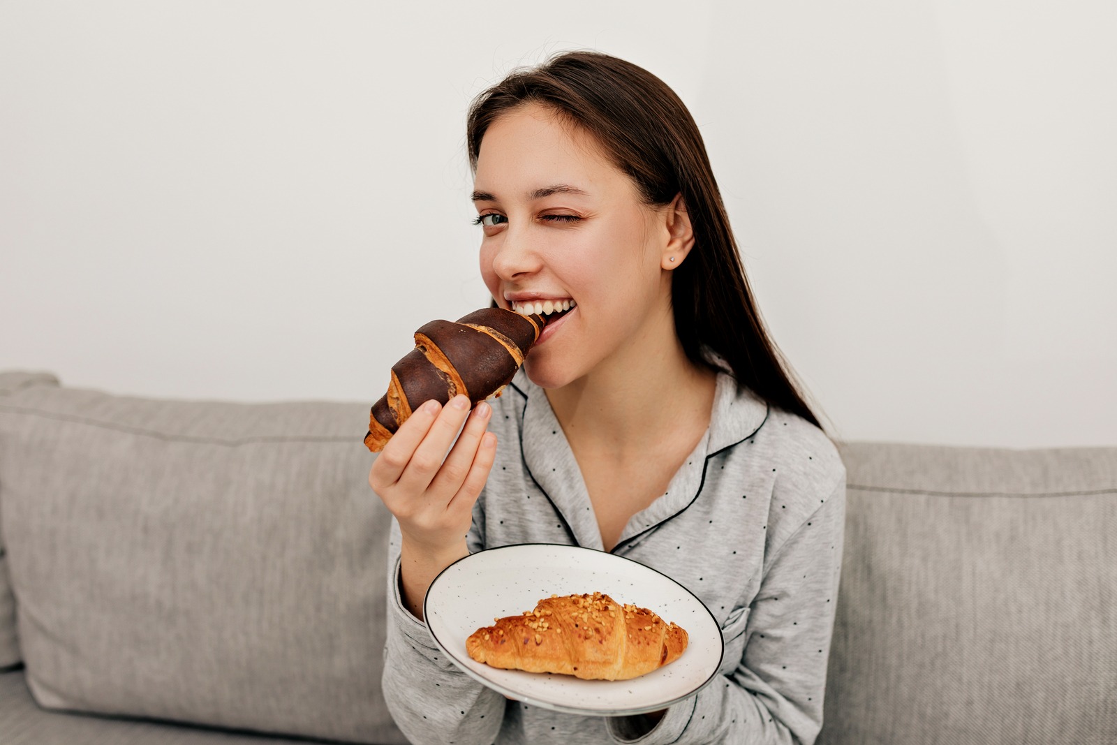 perempuan makan pastry cokelat