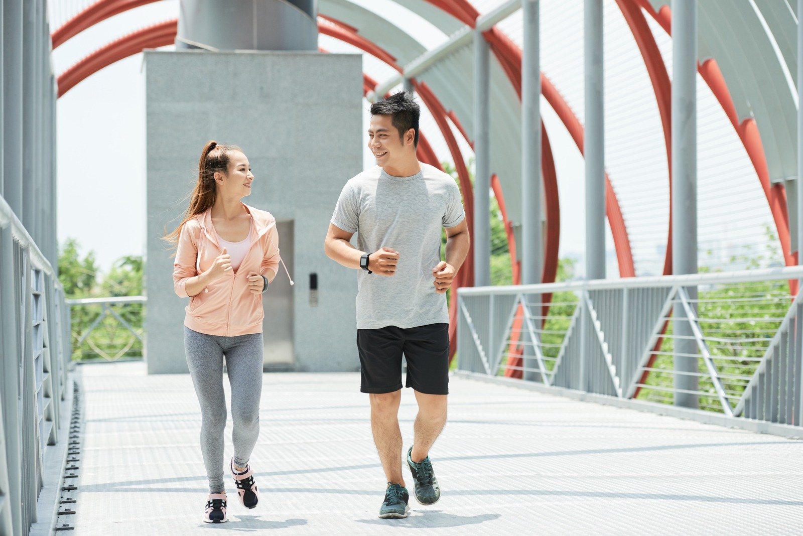 pria dan wanita sedang jogging