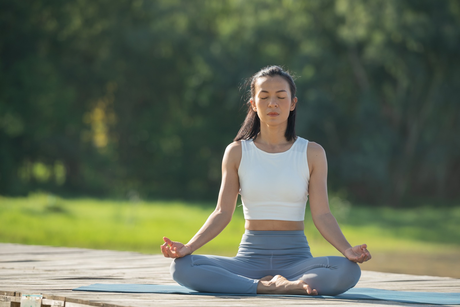 wanita sedang yoga