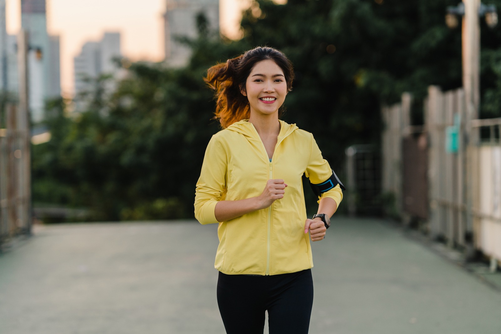 perempuan sedang lari pakai jaket kuning