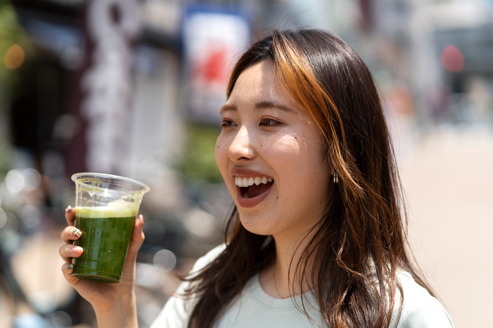 perempuan sedang minum matcha