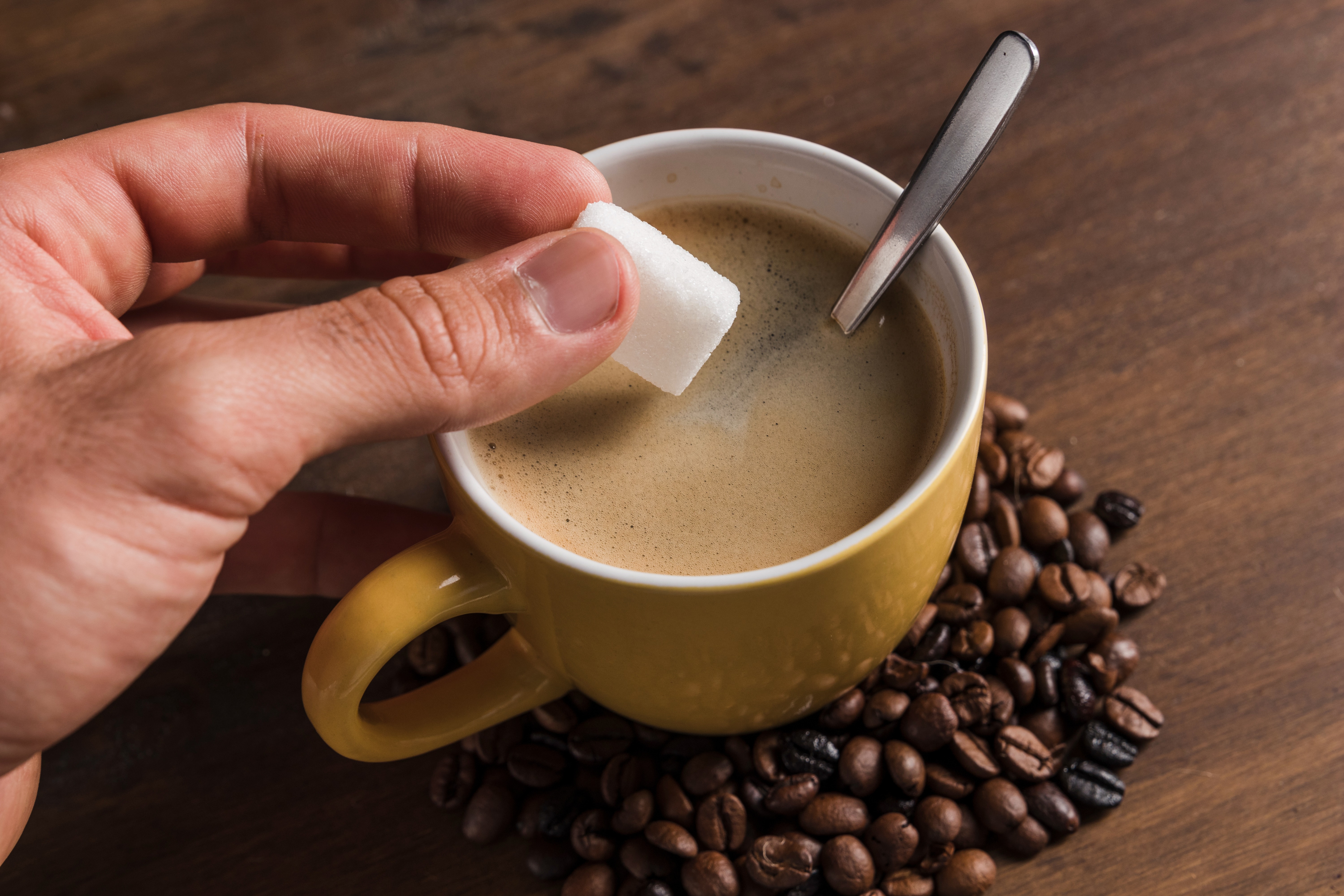 secangkir kopi dengan gula