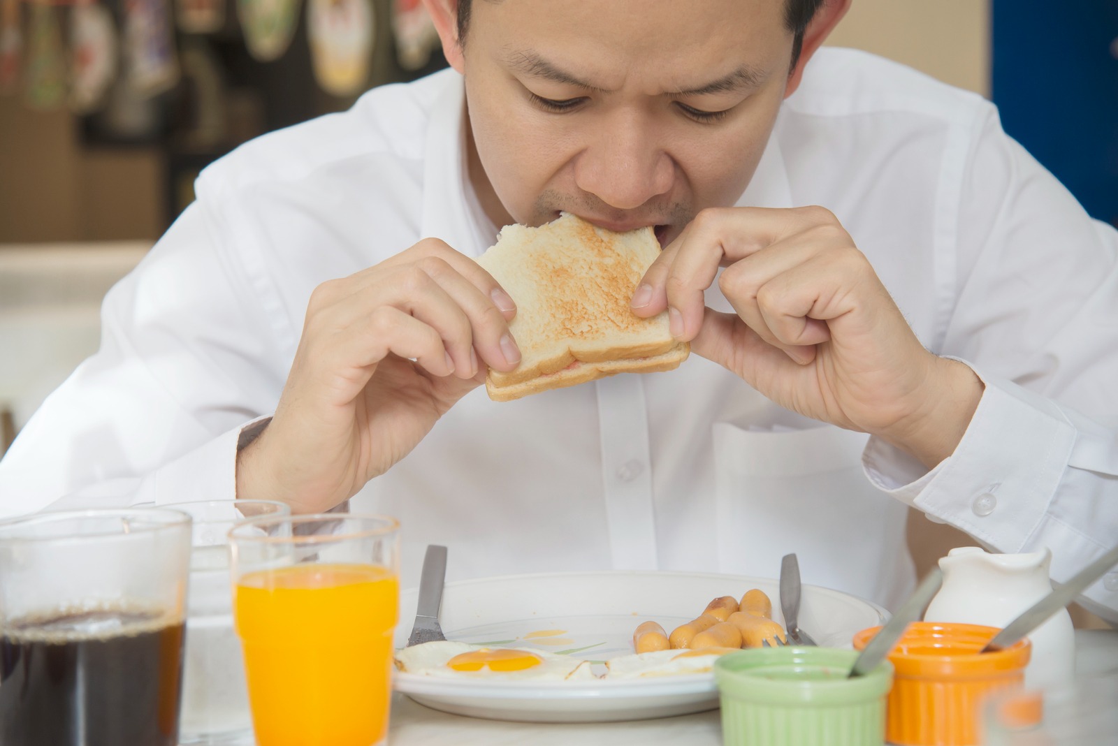 Seorang pria sedang makan roti