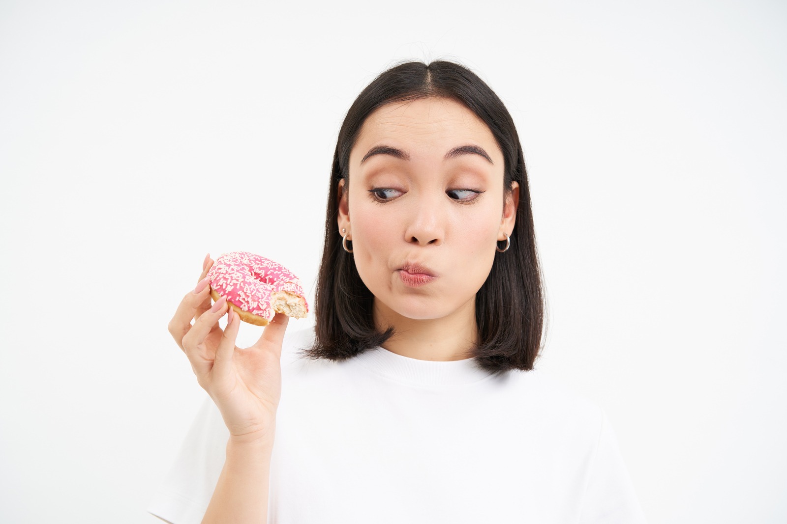 seorang perempuan sedang makan donat