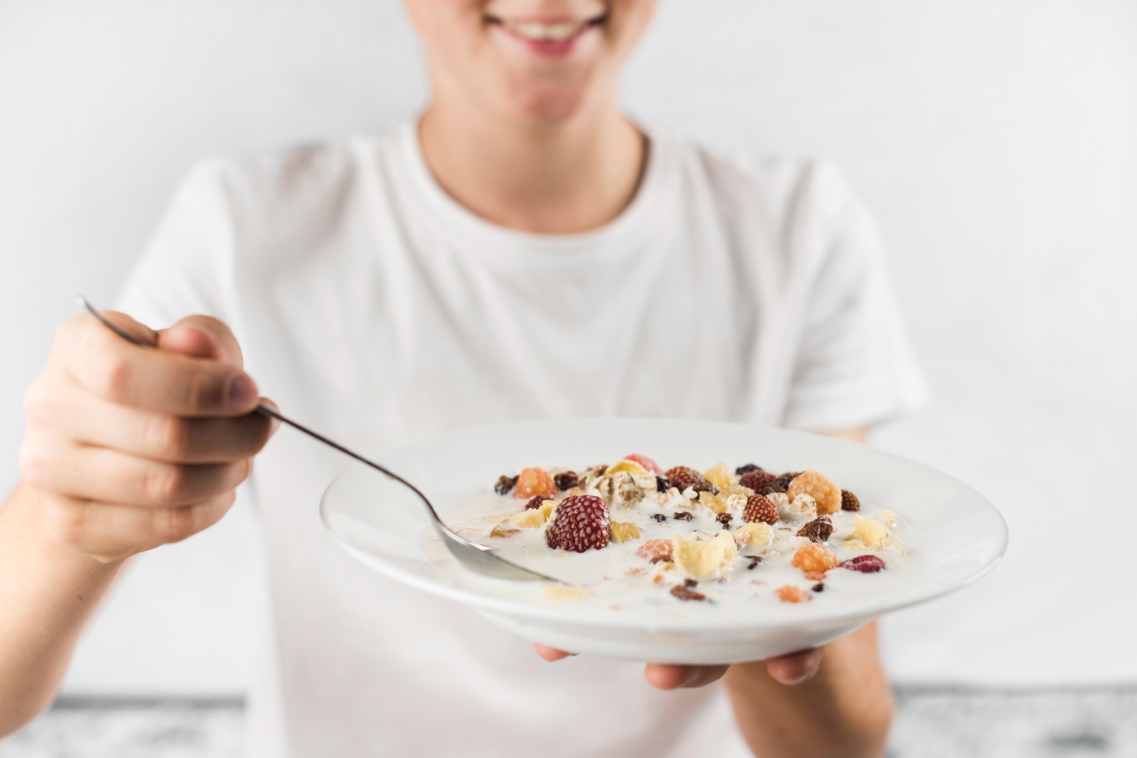 perempuan sedang makan oatmeal
