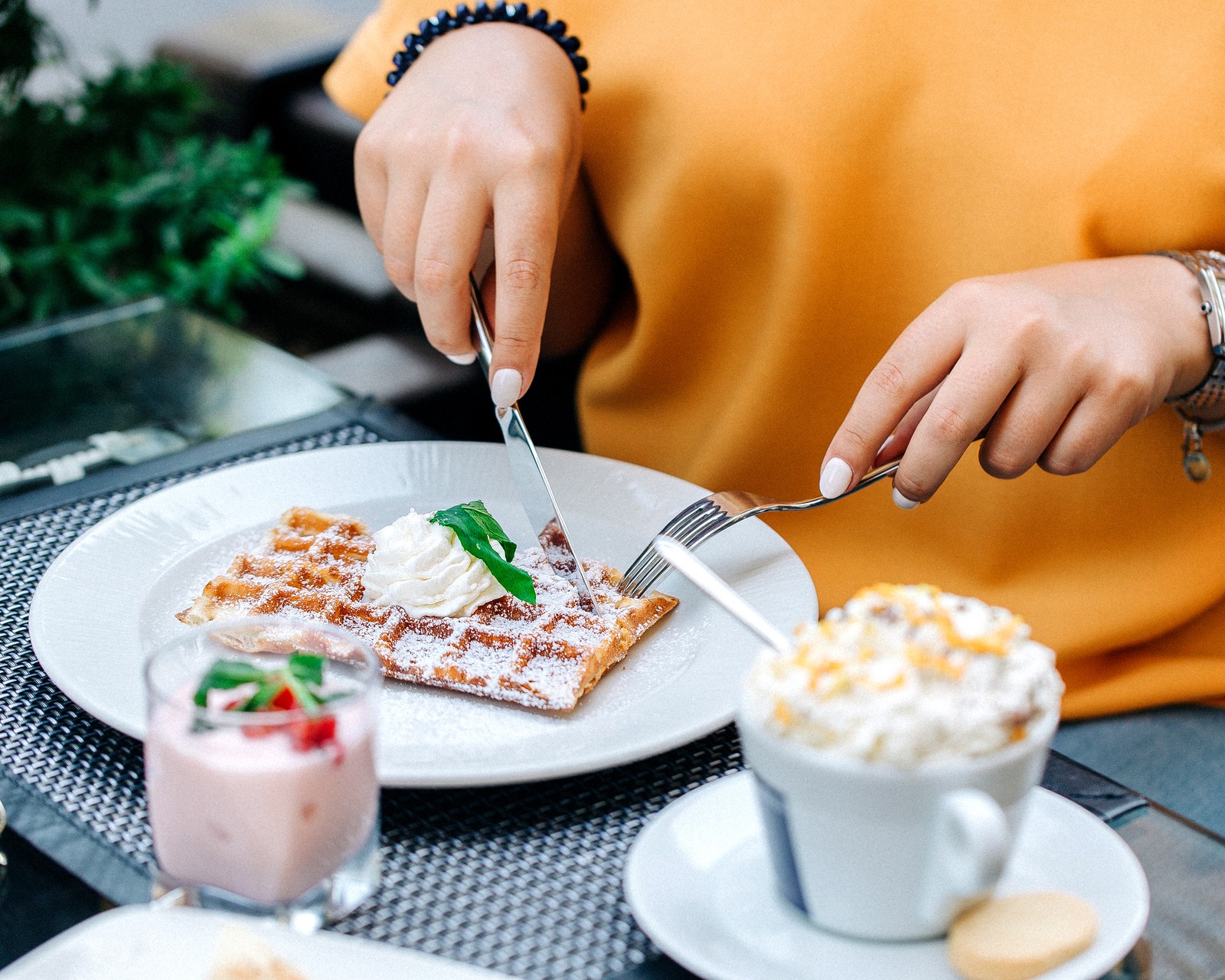 Seorang wanita sedang makan waffle ice cream