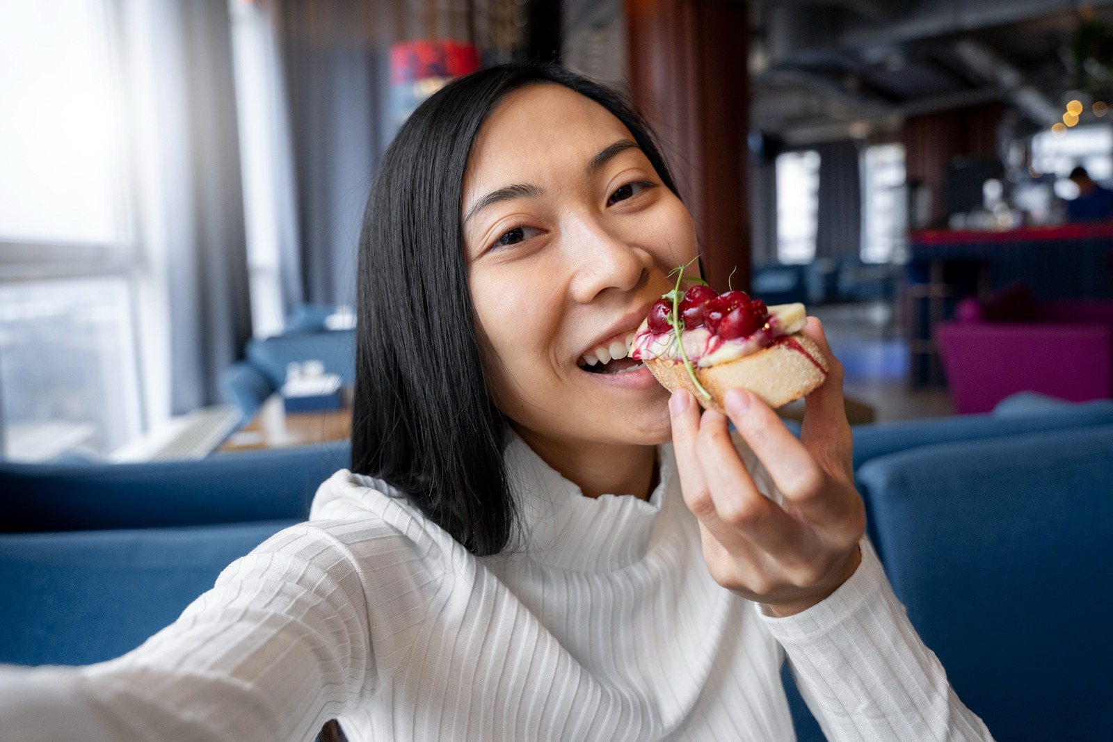 wanita sedang makan cake