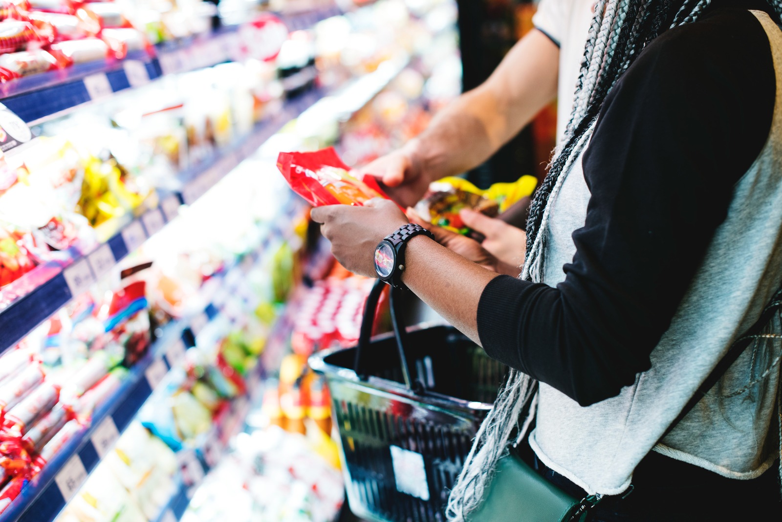 couple belanja di supermarket