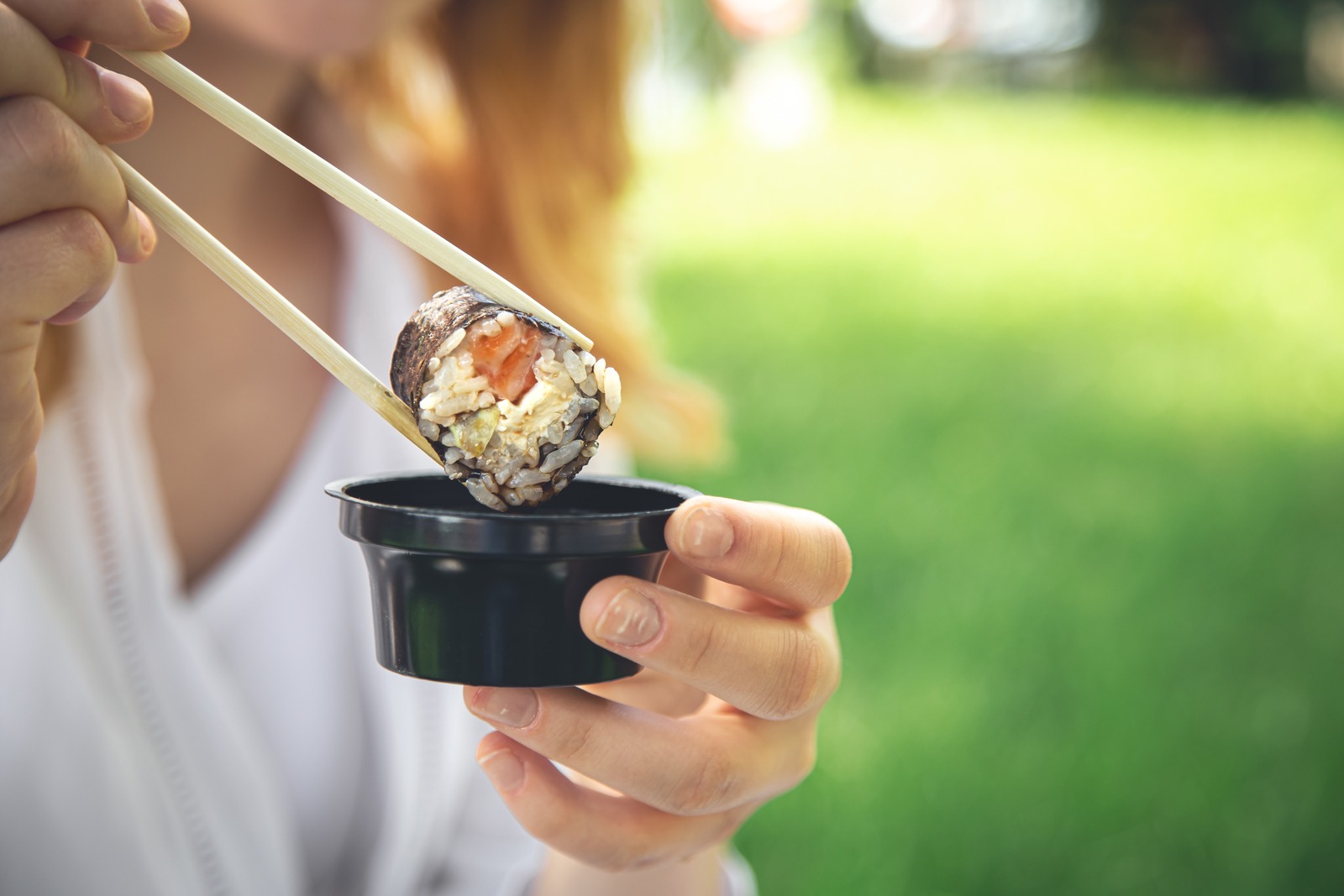 makan sushi